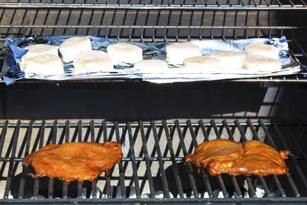 グリルでチキン ステーキ グリルの上に置くだけ 肉のグリル マクロの視点 — ストック写真