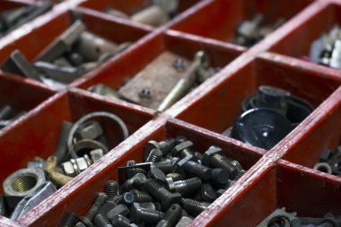 Araç kutusu. Eski ahşap kutu metal cıvata, somun, mürettebat, tırnak