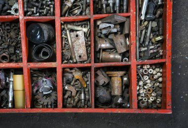 Araç kutusu. Eski ahşap kutu metal cıvata, somun, mürettebat, tırnak