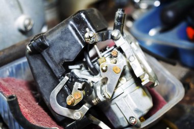 Eski araba benzin motoru kıçtan takmalı karbüratör tamir 