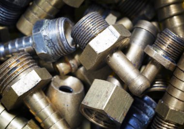 Tekne pirinç eski bağlantı parçaları arka plan. Makro çekim