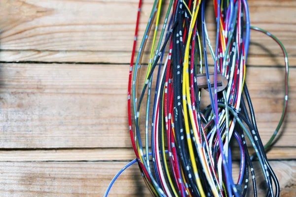 这束电线或电缆紧密地缠绕在一起 不同颜色的电线的残余 堆积在一个大堆 在导线有被压缩的套圈为连接 — 图库照片