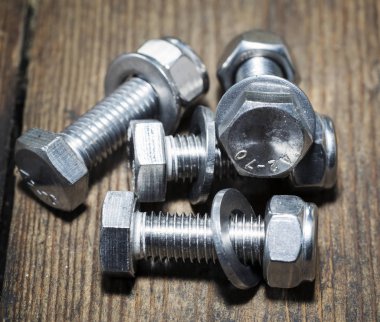 Somunlar ahşap arka plan üzerinde izole. Üstten görünüm