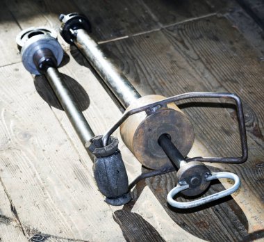 Eski Gimbal taşıyan kasnak. Araba motor bölümü reparing, modern araç motor ve kesme metal araba ve tekne motoru bölümü ayrıntıları kavramı 