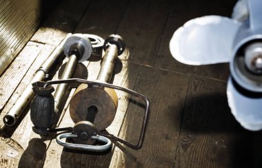 Eski Gimbal taşıyan kasnak. Araba motor bölümü reparing, modern araç motor ve kesme metal araba ve tekne motoru bölümü ayrıntıları kavramı 