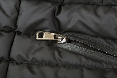 Gümüş fermuar üstünde siyah ceket arka plan. Makro çekim