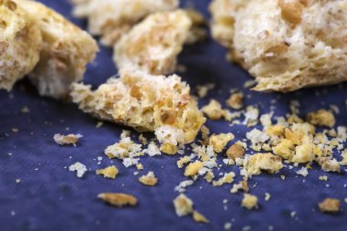 parçalar ve mavi arka plan üzerinde kırıntısı ile kraker. Lif ve kuru baharatlar ile Drycracker tanımlama