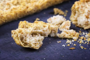 parçalar ve mavi arka plan üzerinde kırıntısı ile kraker. Lif ve kuru baharatlar ile Drycracker tanımlama