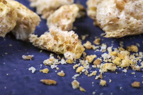 parçalar ve mavi arka plan üzerinde kırıntısı ile kraker. Lif ve kuru baharatlar ile Drycracker tanımlama