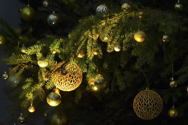 Ramo Abeto Com Bolas Luzes Festivas Fundo Natal Com Brilhos — Fotografia de Stock