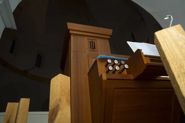 Современный Маленький Орган Маленькой Церкви — стоковое фото