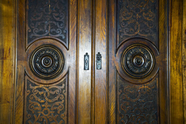 Старая, старинная, винтажная, классическая мебель ручной работы из дерева. Декоративная мебель в стиле ретро
.