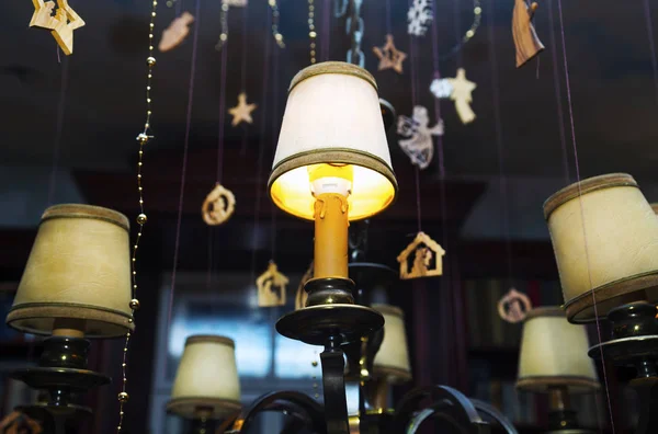 Christmas Lampor Med Dekorationer Mörk Bakgrund — Stockfoto