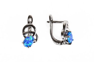 Safir küpe beyaz izole çift