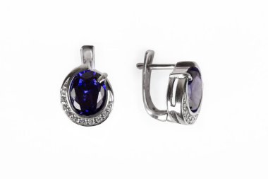 Safir küpe beyaz izole çift