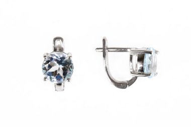 Safir küpe beyaz izole çift