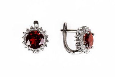 Safir küpe beyaz izole çift