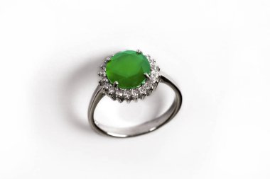 Beyaz arka planda izole zümrüt ile Elmas Yüzük / Elegance lüks yüzük