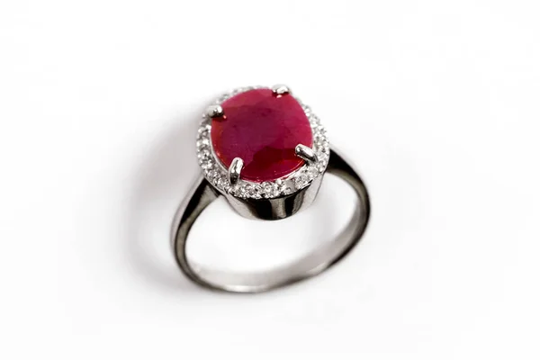 Роскошное Кольцо Diamond Ring Elegance Рубином Белом Фоне — стоковое фото