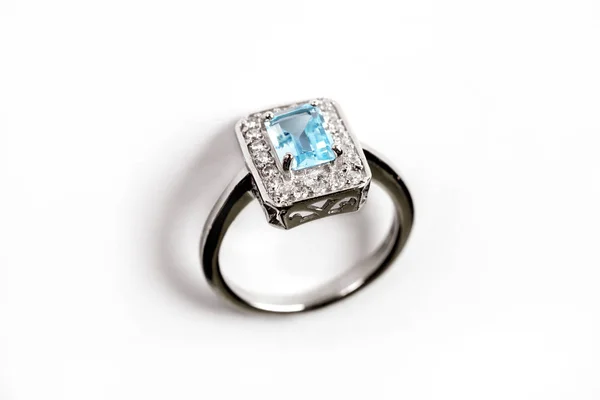 Ring Elegans Lyx Diamantring Med Blå Safir Isolerad Vit Bakgrund — Stockfoto