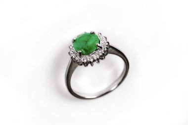 Beyaz arka planda izole zümrüt ile Elmas Yüzük / Elegance lüks yüzük