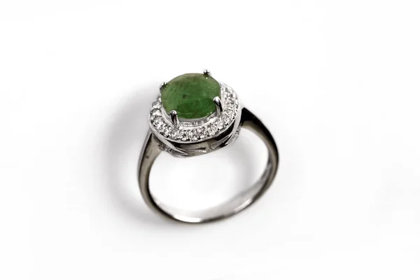 Diamantring Eleganz Luxusring Mit Smaragd Isoliert Auf Weißem Hintergrund — Stockfoto