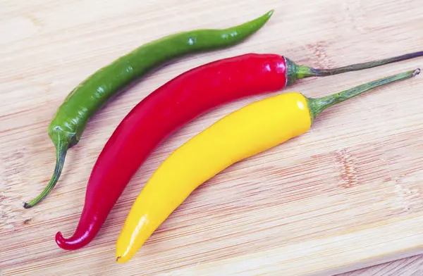 Rode, gele en groene hete peper. — Stockfoto