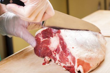 Çiğ koyun etinin kaburga ile ayrılması 