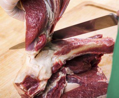 Çiğ koyun etinin kaburga ile ayrılması 