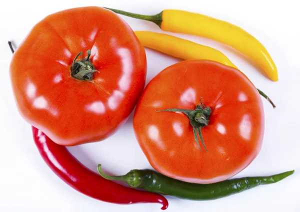 Tomaten geïsoleerd op witte achtergrond — Stockfoto
