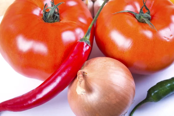 Tomaten geïsoleerd op witte achtergrond — Stockfoto