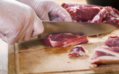 Çiğ koyun etinin kaburga ile ayrılması 