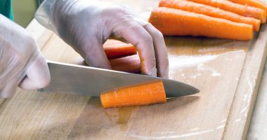 Adam masada havuç kesme