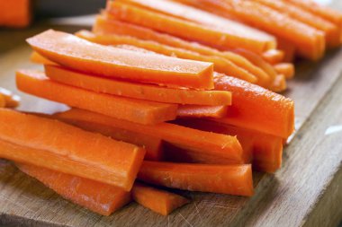 Pişirme için önceden önceden düzenlenmiş kesme tahtası üzerinde Havuç