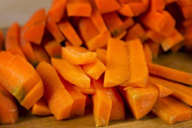 Pişirme için önceden önceden düzenlenmiş kesme tahtası üzerinde Havuç