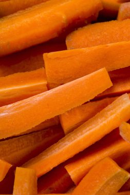 Pişirme için önceden önceden düzenlenmiş kesme tahtası üzerinde Havuç