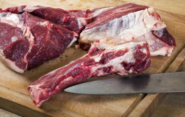 Çiğ koyun etinin kaburga ile ayrılması 