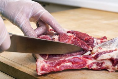 Çiğ koyun etinin kaburga ile ayrılması 