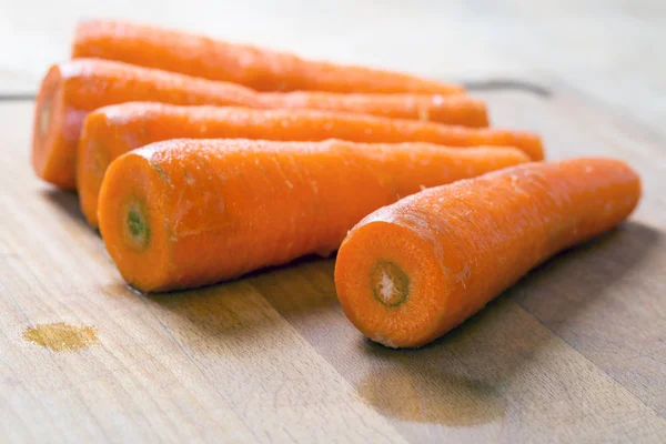 Zanahoria en la tabla de cortar — Foto de Stock