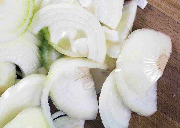 Kesme tahtasında soğan doğra