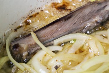 Geleneksel Özbek pilavının hazırlanması