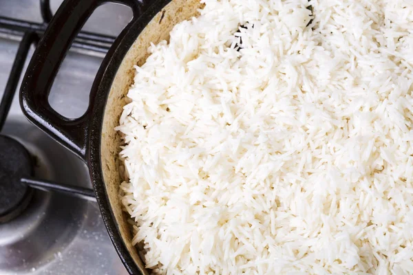 Geleneksel Özbek pilavı nın pişirimi