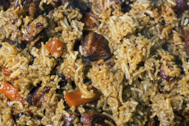 Geleneksel Özbek pilavı nın pişirimi