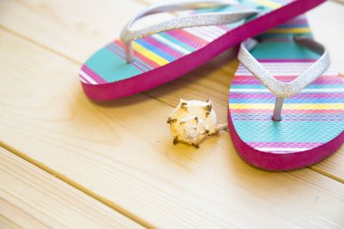 Tatil, seyahat veya yolculuk için hazırlanıyor. Planlama seyahat. Beyaz ahşap zemin üzerinde Beach uyuyanlar.