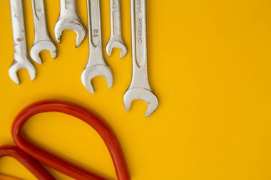 Onarım ve yenileme kavramı. Düz yatıyordu, sarı arka plan üstten görünüm anahtarı ile onarım için metal araçlar kümesi kopyalama alanı