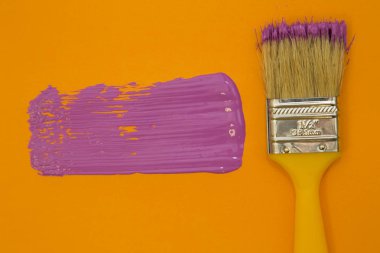 Onarım ve yenileme kavramı. Onarım için araçlar kümesi kutular düz yatıyordu, sarı arka plan üstten görünüm üzerinde boya ile kopyalama alanı