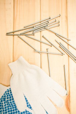 Onarım marangoz araçları: çivi ve eldiven beyaz eski ahşap arka planda üstten görünüm, kopyalama alanı