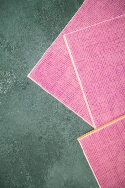 Onarım modern araçlar: kesici koyu taş arka plan, üstten görünüm, kopya alanı