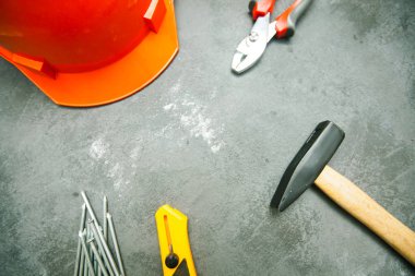 Onarım modern araçlar: hummer ve kask üstten görünüm, karanlık taş zemin üzerine kopyalama alanı