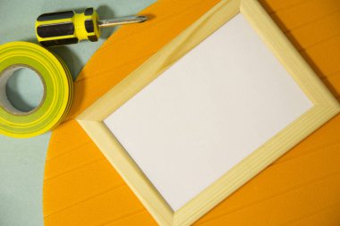 Modern malzemeleri mavi ve sarı arka plan, üstten görünüm, kopya alanı kare tahtada çevresinde